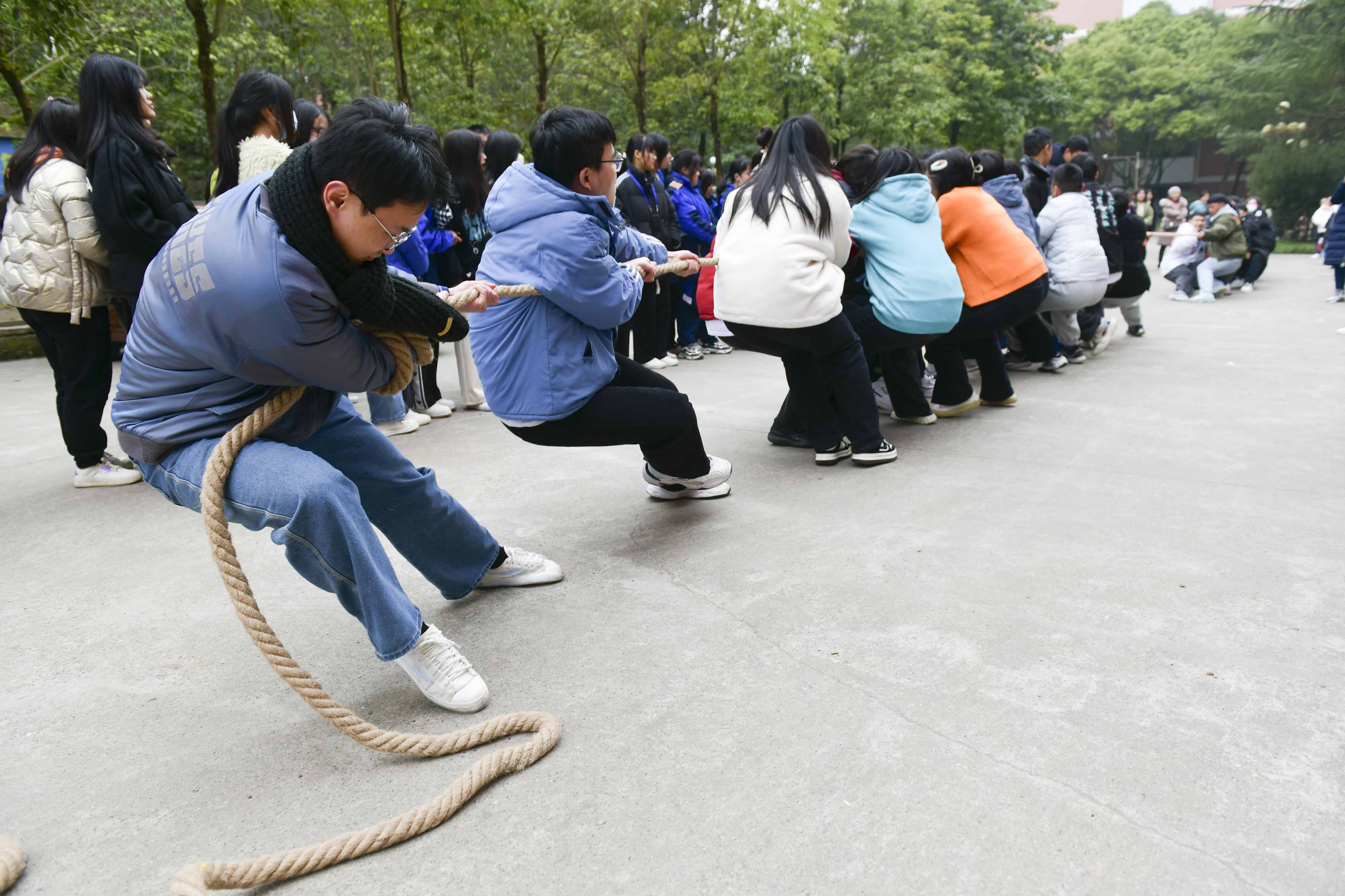 众志成城一股绳，团结一心展活力